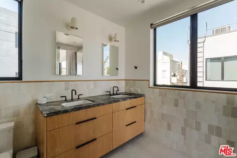 Bath - 2416 Penmar Ave, Venice, CA 90291 photo 1 of 5