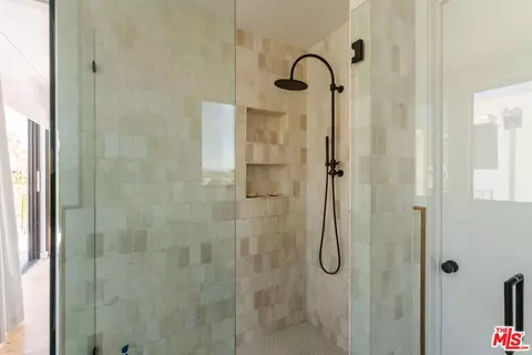 Bath - 2416 Penmar Ave, Venice, CA 90291 photo 2 of 5