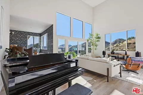 Living - 53 Saddlebow Rd, Bell Canyon, CA 91307 photo 3 of 9