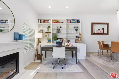 514 S Barrington Ave #104, Los Angeles, CA 90049