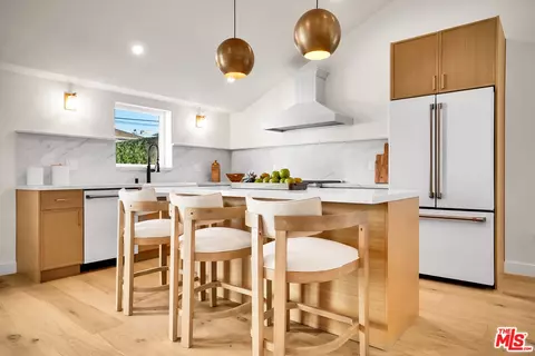 Kitchen - 4140 W Mcfarlane Ave, Burbank, CA 91505 photo 4 of 8