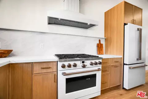 Kitchen - 4140 W Mcfarlane Ave, Burbank, CA 91505 photo 7 of 8