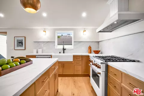 Kitchen - 4140 W Mcfarlane Ave, Burbank, CA 91505 photo 5 of 8
