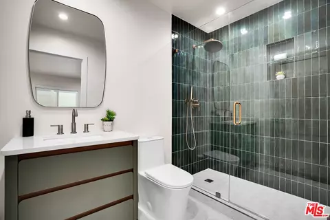 Bath - 4140 W Mcfarlane Ave, Burbank, CA 91505 photo 4 of 5
