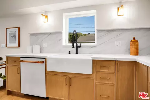 Kitchen - 4140 W Mcfarlane Ave, Burbank, CA 91505 photo 8 of 8
