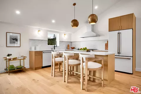 Kitchen - 4140 W Mcfarlane Ave, Burbank, CA 91505 photo 3 of 8
