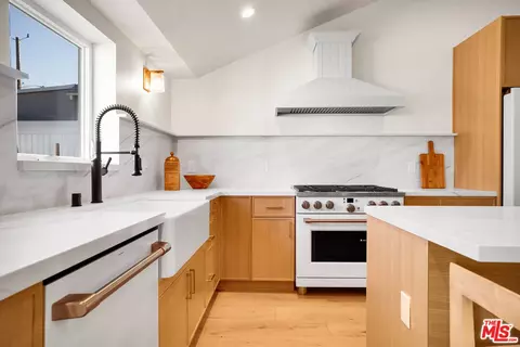 Kitchen - 4140 W Mcfarlane Ave, Burbank, CA 91505 photo 6 of 8