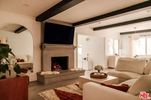 23262 Ostronic Dr, Woodland Hills, CA 91367