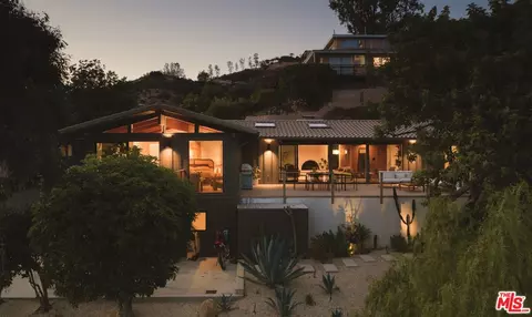 22910 Portage Circle Dr, Topanga, CA 90290