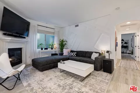 5037 Rosewood Ave #101, Los Angeles, CA 90004