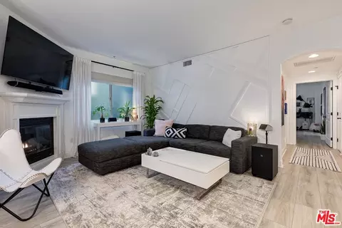 5037 Rosewood Ave #101, Los Angeles, CA 90004