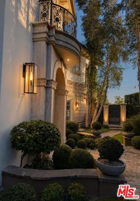 2680 Bowmont Dr, Beverly Hills, CA 90210