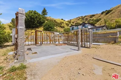 9865 Lanark St, Sun Valley, CA 91352