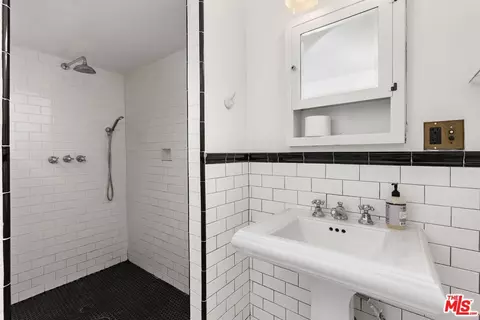 Bath - 2139 Elshttpswwwthemlscomslimmlistingformsinore St, Los Angeles, CA 90026 photo 3 of 3