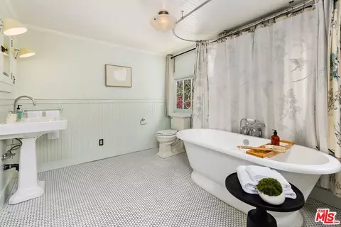 Bath - 2139 Elshttpswwwthemlscomslimmlistingformsinore St, Los Angeles, CA 90026 photo 2 of 3
