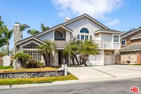 6811 Hitchingpost Cir, Huntington Beach, CA 92648