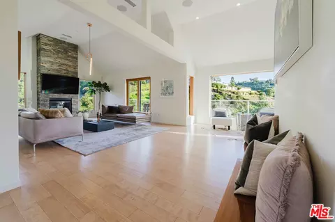 10110 Cielo Dr, Beverly Hills, CA 90210
