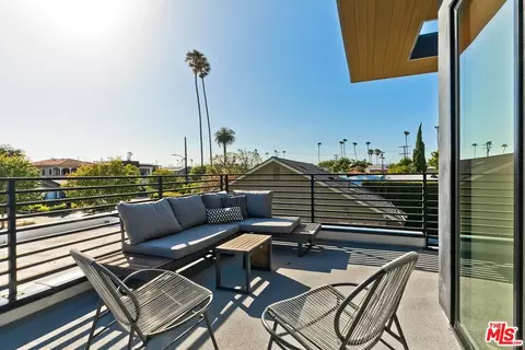 4266 Grand View Blvd, Los Angeles, CA 90066