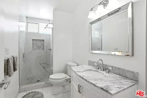 Bath - 10416 Glory Ave, Tujunga, CA 91042 photo 2 of 2