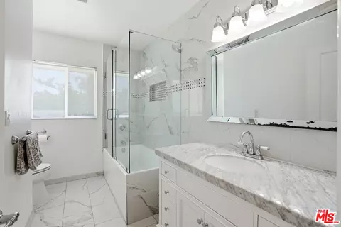 Bath - 10416 Glory Ave, Tujunga, CA 91042 photo 1 of 2