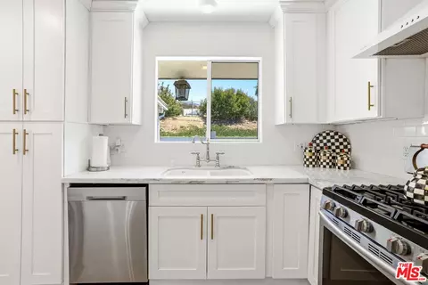 Kitchen - 10416 Glory Ave, Tujunga, CA 91042 photo 5 of 5