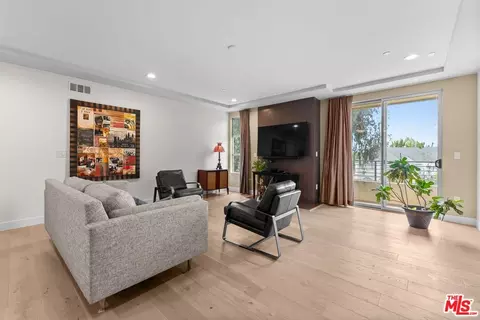5525 W Olympic Blvd #302, Los Angeles, CA 90036