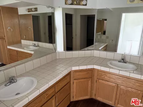 Bath - 19196 Pine Way, Apple Valley, CA 92308 photo 5 of 7