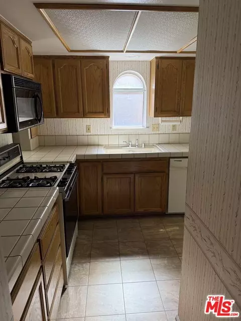 Kitchen - 19196 Pine Way, Apple Valley, CA 92308 photo 1 of 3