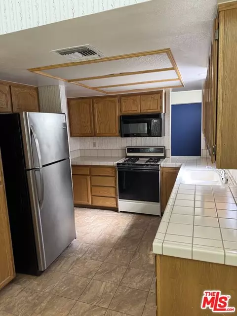 Kitchen - 19196 Pine Way, Apple Valley, CA 92308 photo 3 of 3