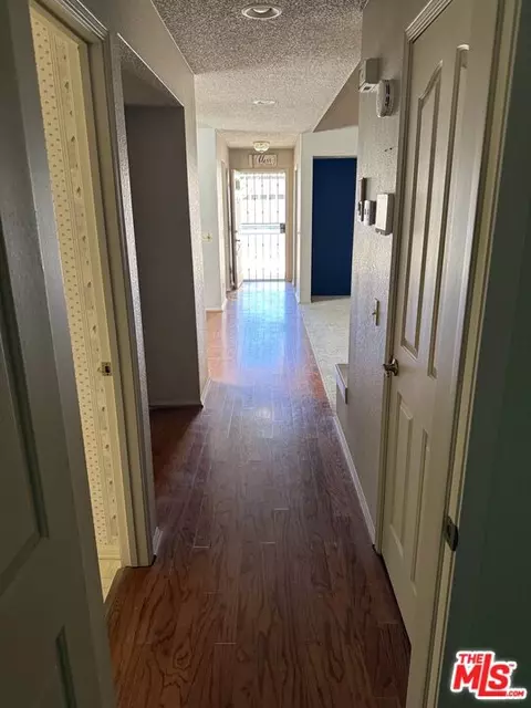 Entry Way - 19196 Pine Way, Apple Valley, CA 92308 photo 2 of 4