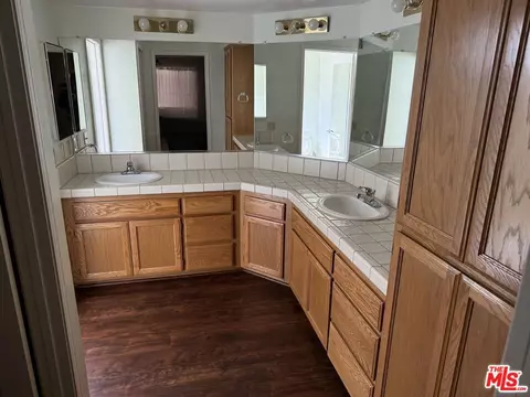 Bath - 19196 Pine Way, Apple Valley, CA 92308 photo 3 of 7