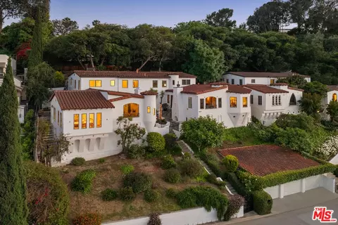 3700 Arbolada Rd, Los Angeles, CA 90027