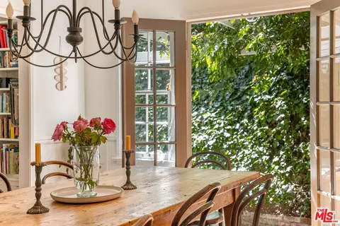 5630 Spreading Oak Dr, Los Angeles, CA 90068