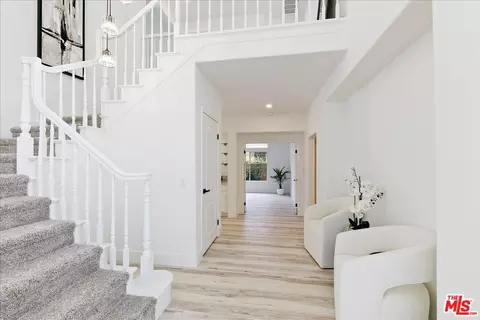 Entry Way - 2211 Pebble Beach Trl, Oxnard, CA 93036 photo 4 of 6