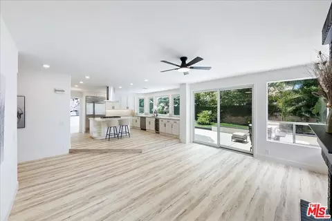Living - 2211 Pebble Beach Trl, Oxnard, CA 93036 photo 5 of 11