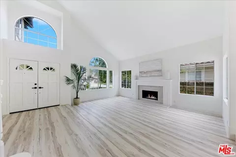 Living - 2211 Pebble Beach Trl, Oxnard, CA 93036 photo 2 of 11