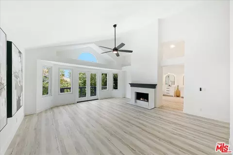 Living - 2211 Pebble Beach Trl, Oxnard, CA 93036 photo 9 of 11