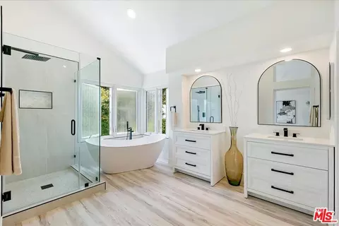 Bath - 2211 Pebble Beach Trl, Oxnard, CA 93036 photo 5 of 6