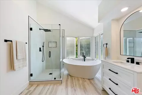 Bath - 2211 Pebble Beach Trl, Oxnard, CA 93036 photo 6 of 6