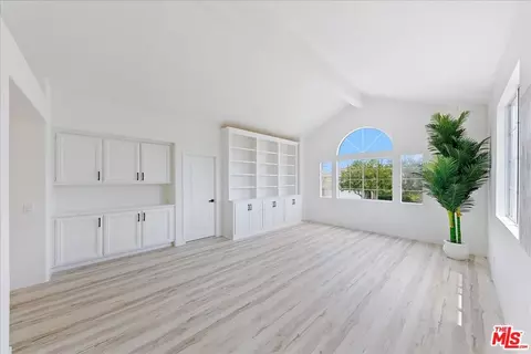 Living - 2211 Pebble Beach Trl, Oxnard, CA 93036 photo 6 of 11