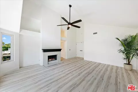 Living - 2211 Pebble Beach Trl, Oxnard, CA 93036 photo 11 of 11