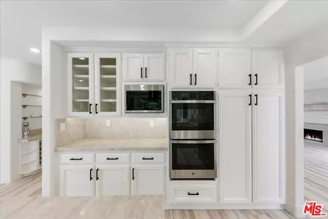 Kitchen - 2211 Pebble Beach Trl, Oxnard, CA 93036 photo 3 of 4