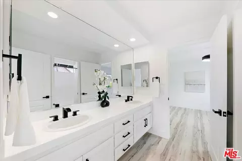 Bath - 2211 Pebble Beach Trl, Oxnard, CA 93036 photo 2 of 6