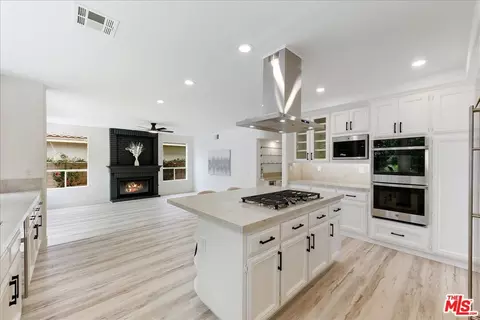 Kitchen - 2211 Pebble Beach Trl, Oxnard, CA 93036 photo 2 of 4