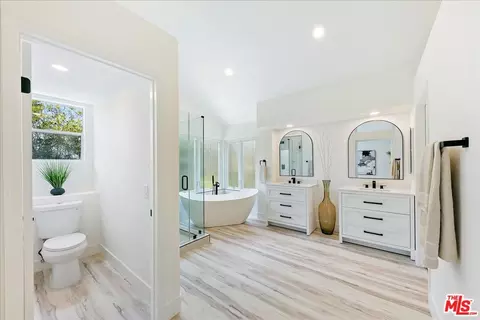 Bath - 2211 Pebble Beach Trl, Oxnard, CA 93036 photo 4 of 6
