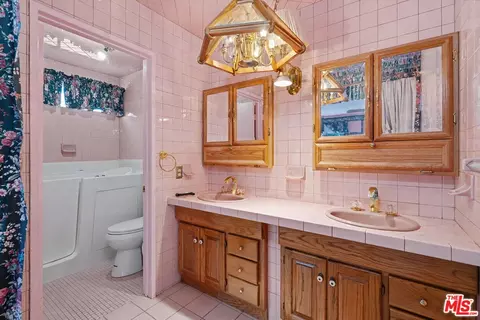 Bath - 627 Mount St, Diamond Bar, CA 91765 photo 2 of 4