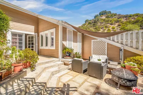 1647 N Beverly Glen Blvd, Los Angeles, CA 90077