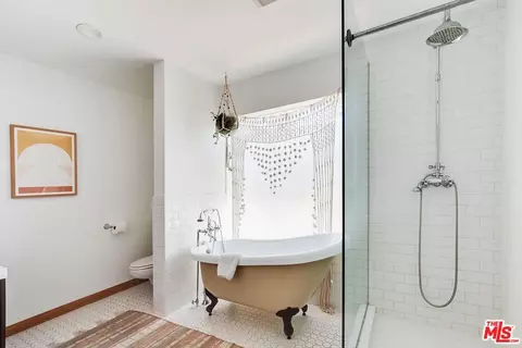 Bath - 7435 Palomar Ave, Yucca Valley, CA 92284 photo 1 of 3