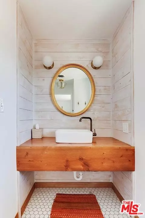 Bath - 7435 Palomar Ave, Yucca Valley, CA 92284 photo 2 of 3