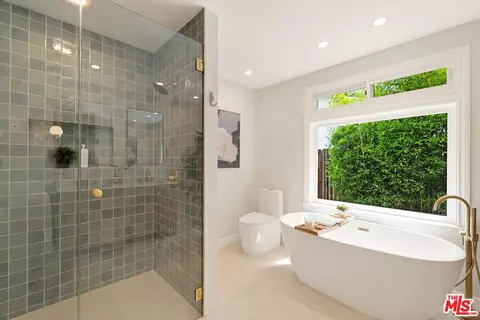 23445 Sylvan St, Woodland Hills, CA 91367